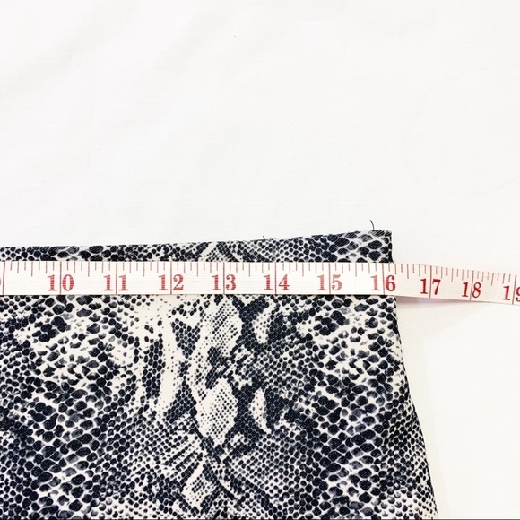 Katherine Barclay snake Print Pencil Skirt. Size 8 - Picture 7 of 10